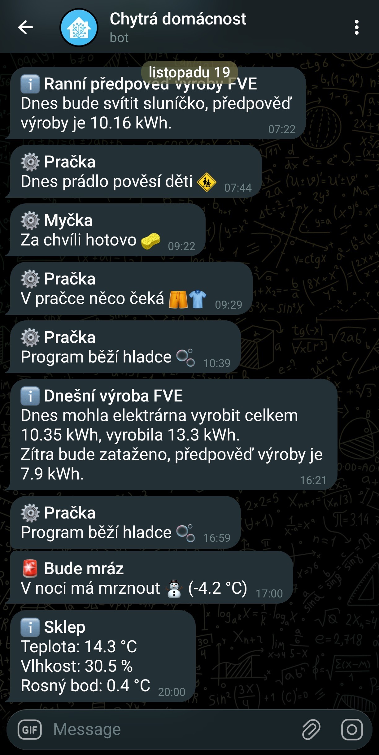 PrintScreen z aplikace telegram. V chatu jsou různé informace zaslané botem z chytré domácnosti. Např. předpověď výroby FVE; informace, že dopřála pračka; varování před nočními mrazy, teplota a vlhkost ve sklepě 
