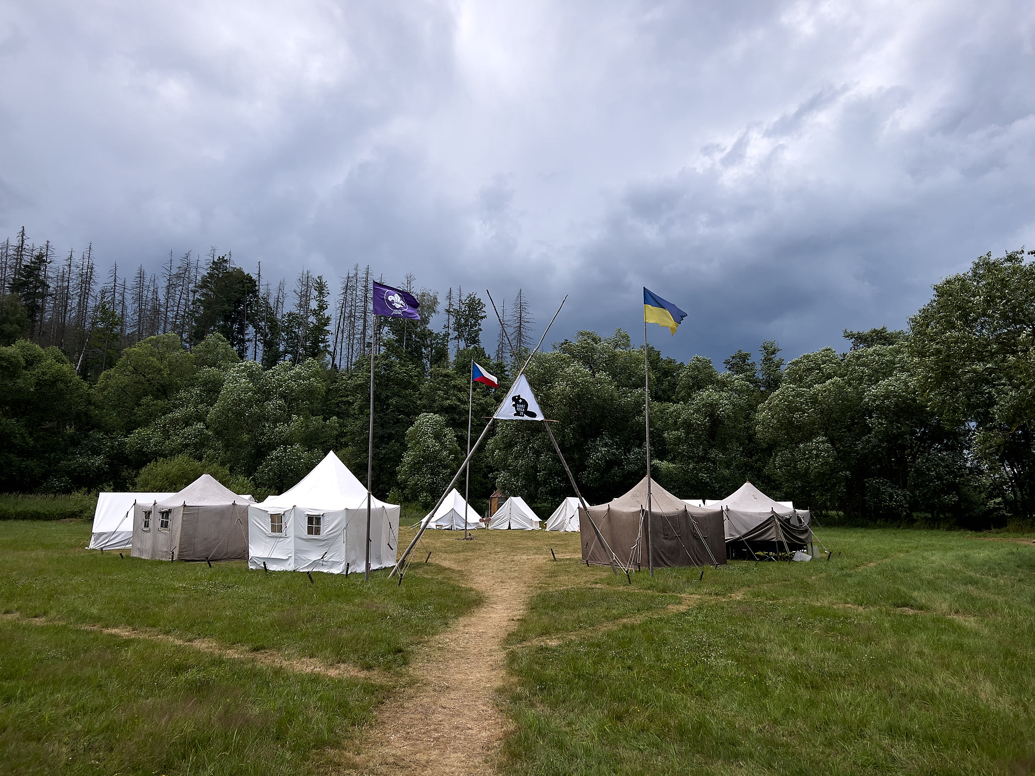 Skautský tábor s vlajkovým stožárem.